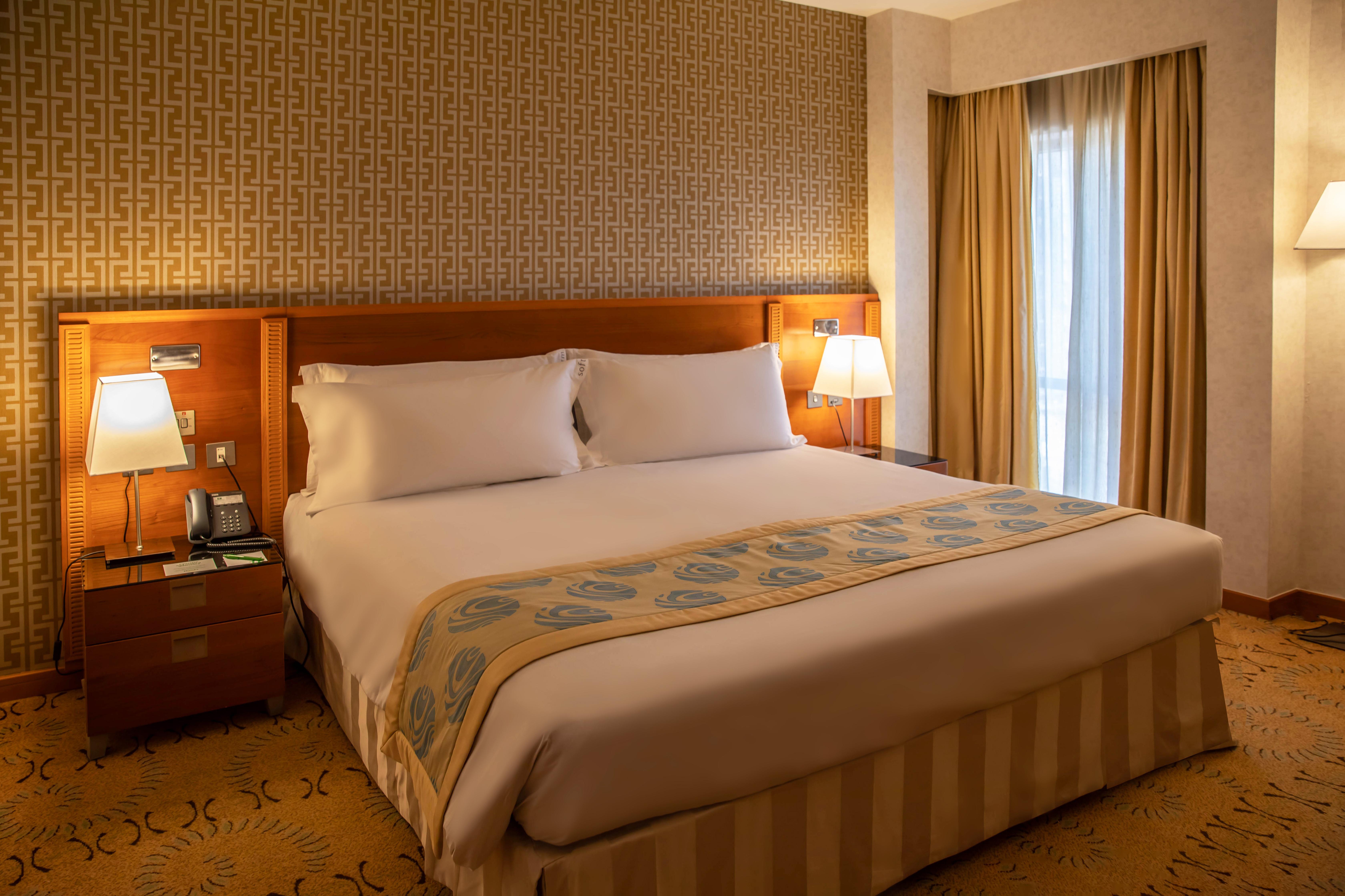Holiday Inn - Suites Kuwait Salmiya, An Ihg Hotel Kuwait City Exterior photo