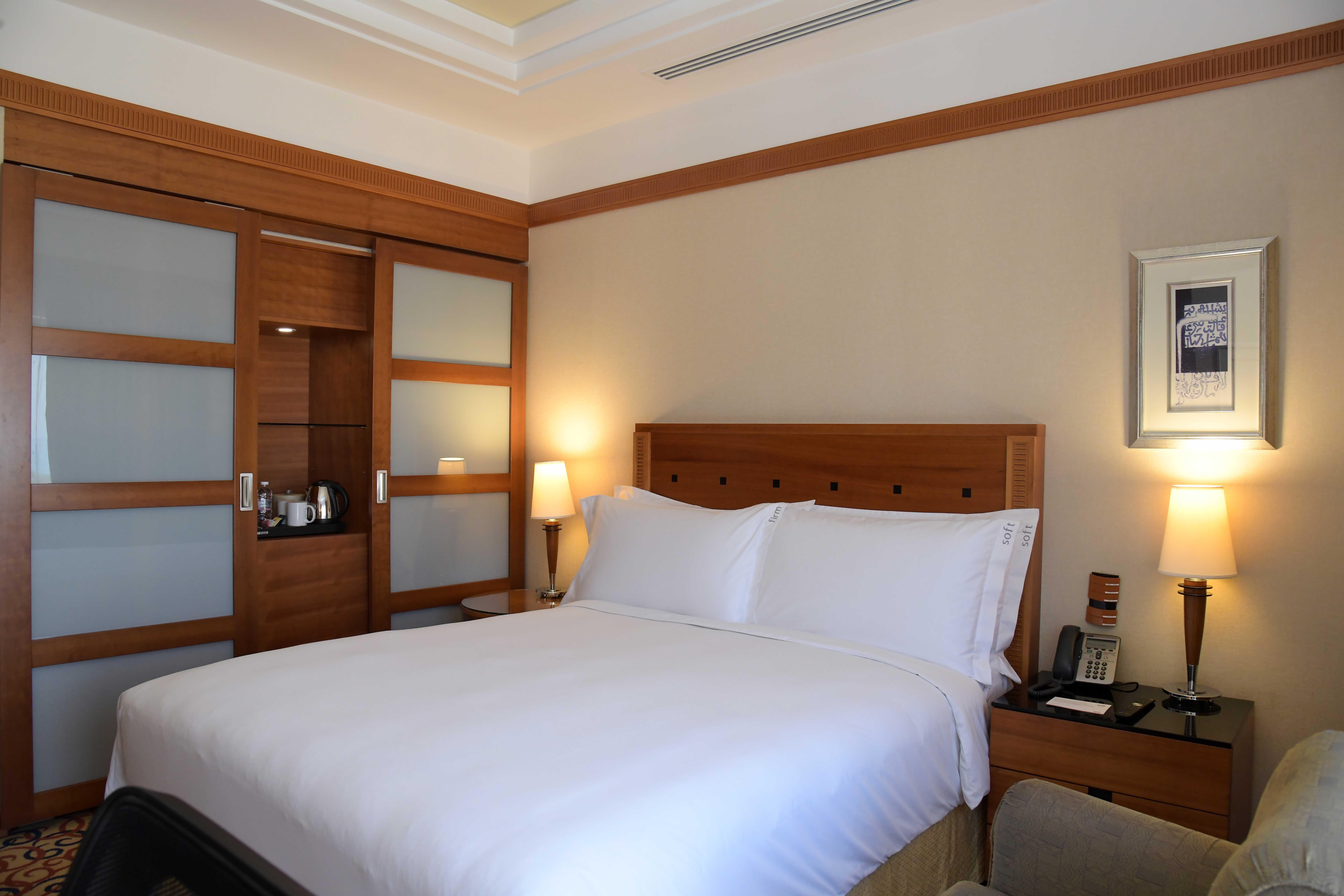 Holiday Inn - Suites Kuwait Salmiya By Ihg Kuwait City Exterior photo