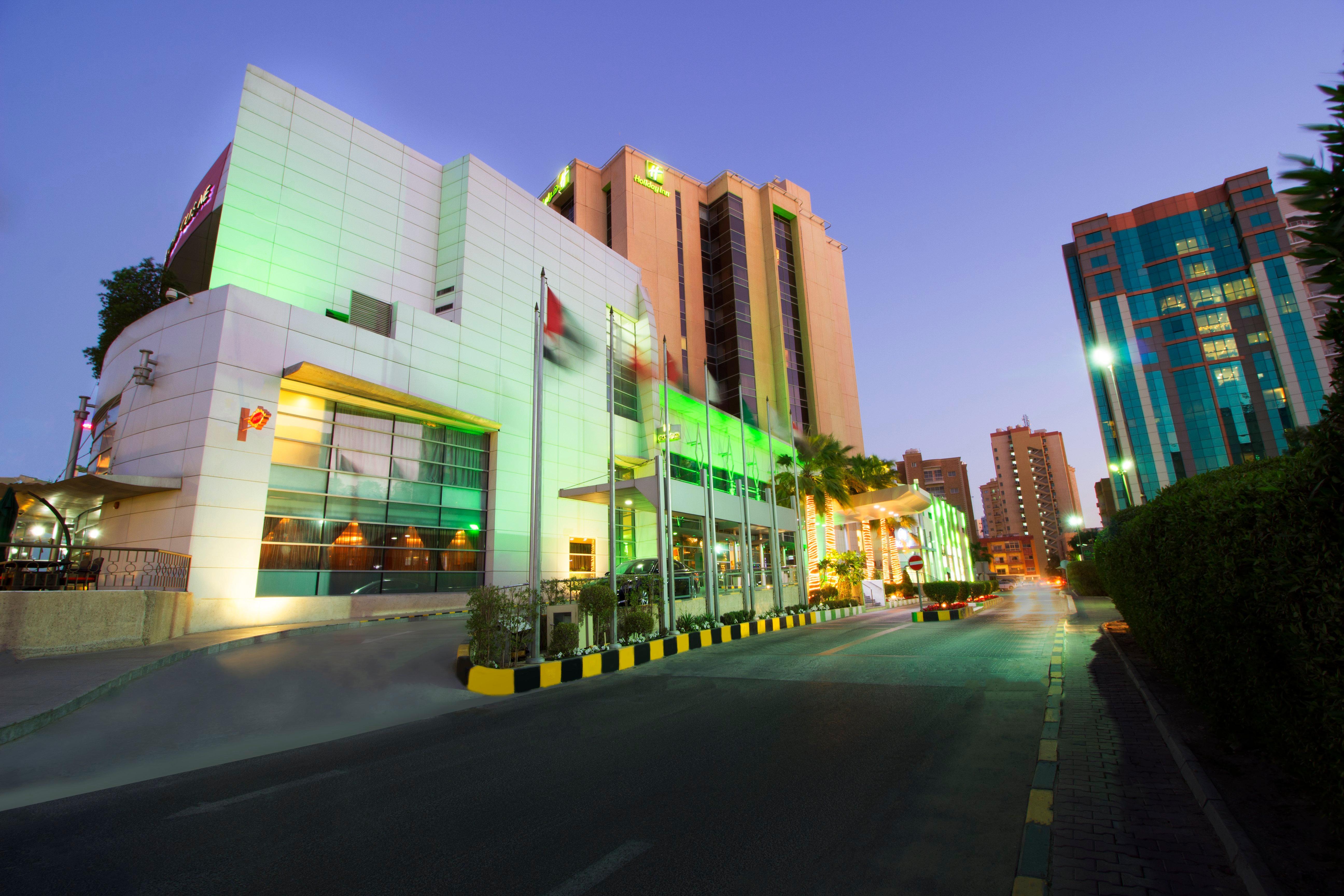 Holiday Inn - Suites Kuwait Salmiya By Ihg Kuwait City Exterior photo