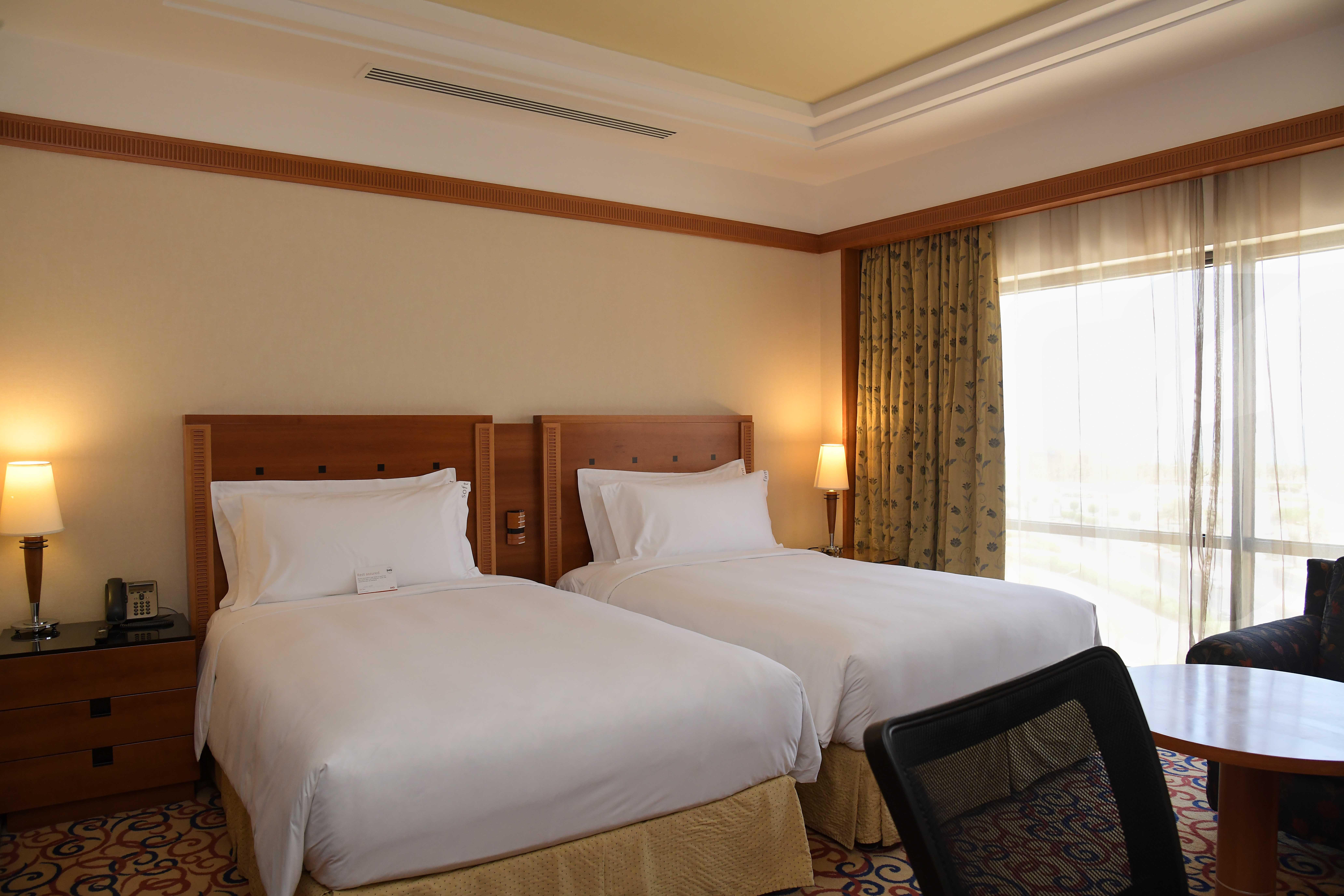 Holiday Inn - Suites Kuwait Salmiya By Ihg Kuwait City Exterior photo