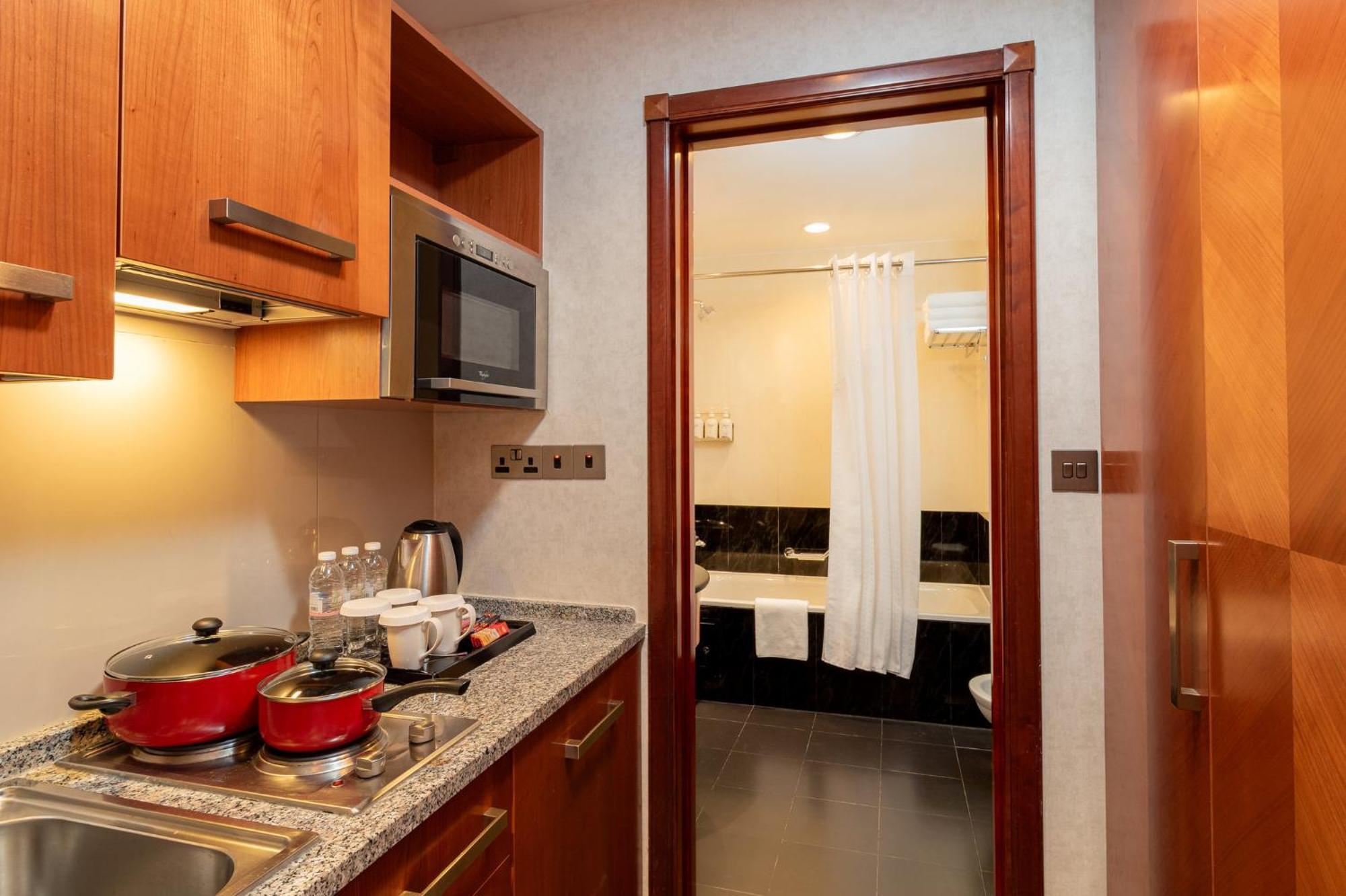 Holiday Inn - Suites Kuwait Salmiya By Ihg Kuwait City Exterior photo