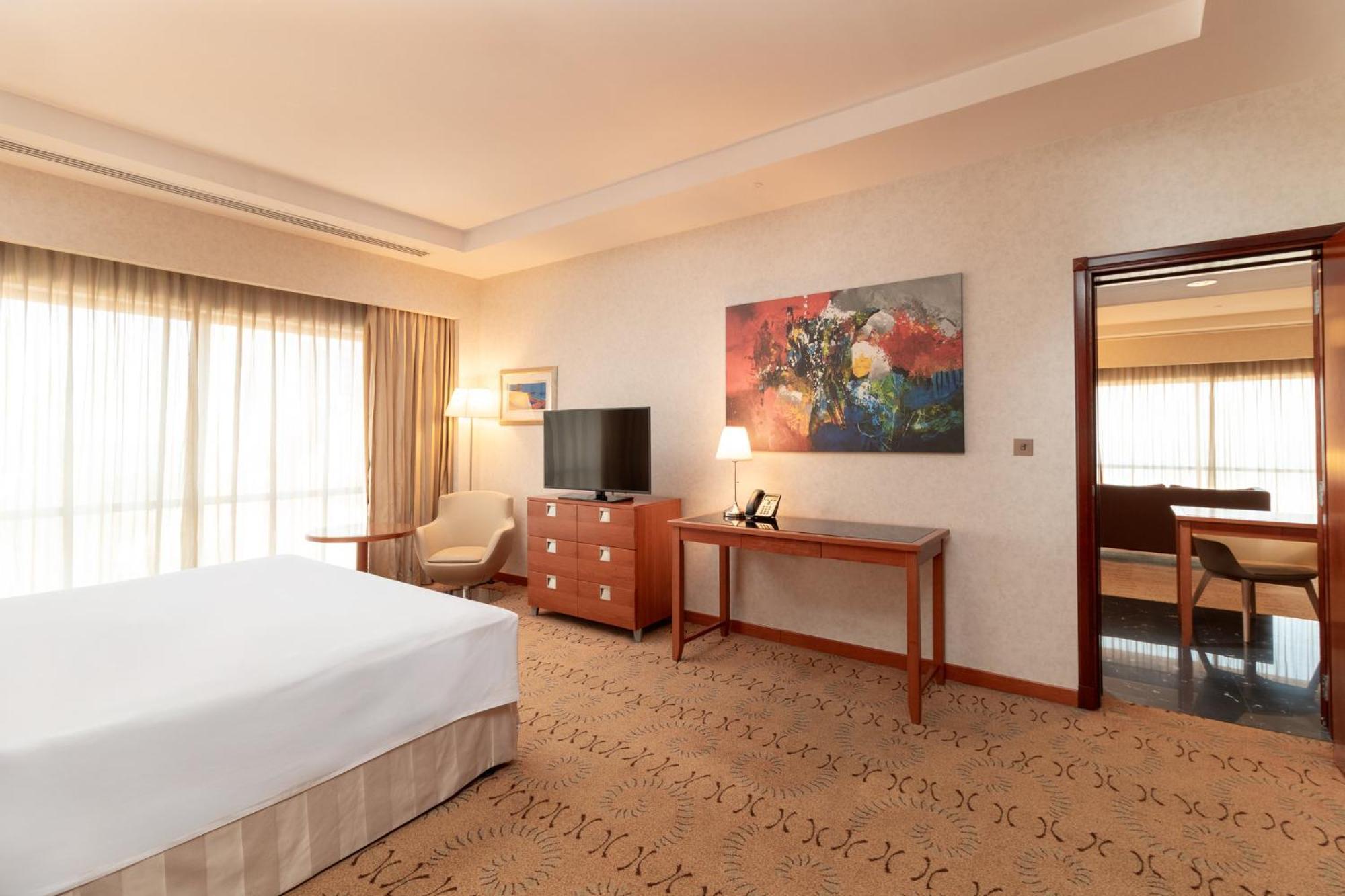 Holiday Inn - Suites Kuwait Salmiya By Ihg Kuwait City Exterior photo